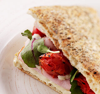 Magán: Focaccia brie sajttal és füstölt csirkemellel
