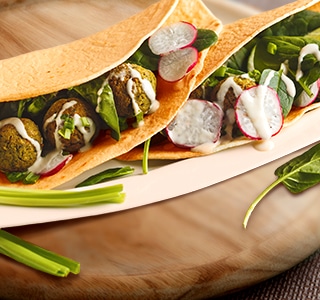 Privat: Wrap mit Falafel, Spinat und Radieschen