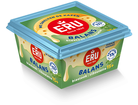 Hard bolletje met homemade eiersalade, bieslook en pittige kiemgroenten