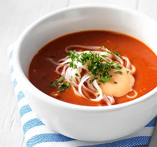 Pittige tomatensoep met kip