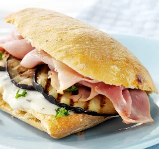Privé: Ciabatta broodje met beenham, geroosterde aubergine en frisse kruiden