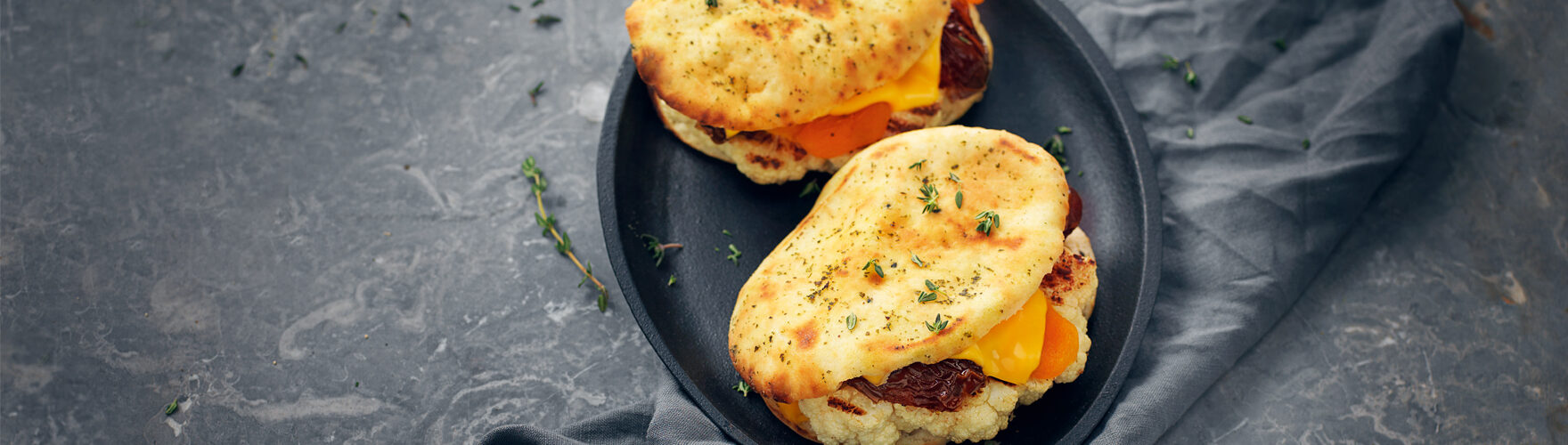Tosti met cheddar, geroosterde bloemkool, dadel en abrikoos