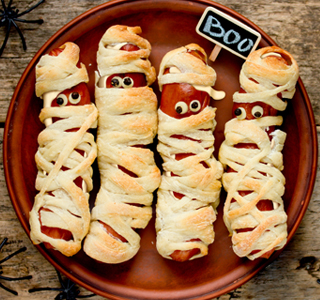 Halloween snack: bladerdeeghapje met knakworst