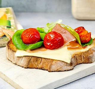 Privé: Geroosterd brood met biologische plakken kaas, parmaham, cherrytomaten en botersla