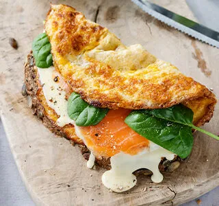 Privé: Boeren boterham belegd met een omelet, biologische kaas, zalm en babyspinazie