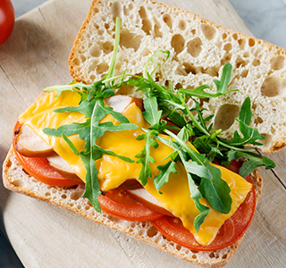 Ciabatta met cheddar kaas, gerookte kip, tomaat en rucola