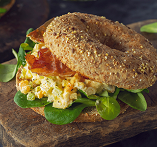 Privé: Bagels met zelfgemaakte eiersalade met brie