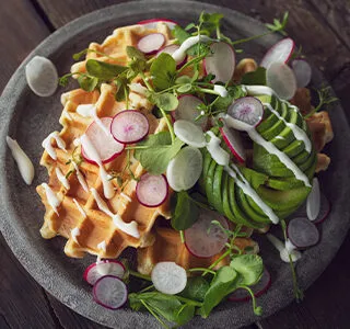 Privé: Kaas kruidenwafels met voorjaarssalade en brie