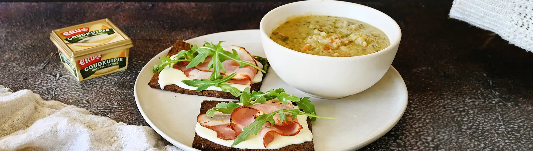Erwtensoep en roggebrood met katenspek en roomzachte smeerkaas