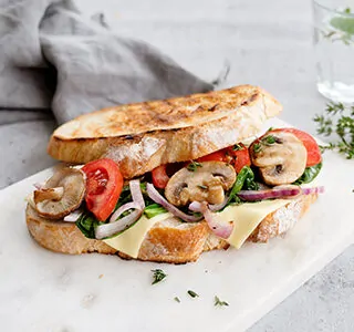 Privé: Groentetosti met spinazie, tomaat, rode ui, champignons en biologische kaas