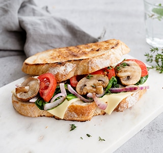 Privé: Groentetosti met spinazie, tomaat, rode ui, champignons en biologische kaas