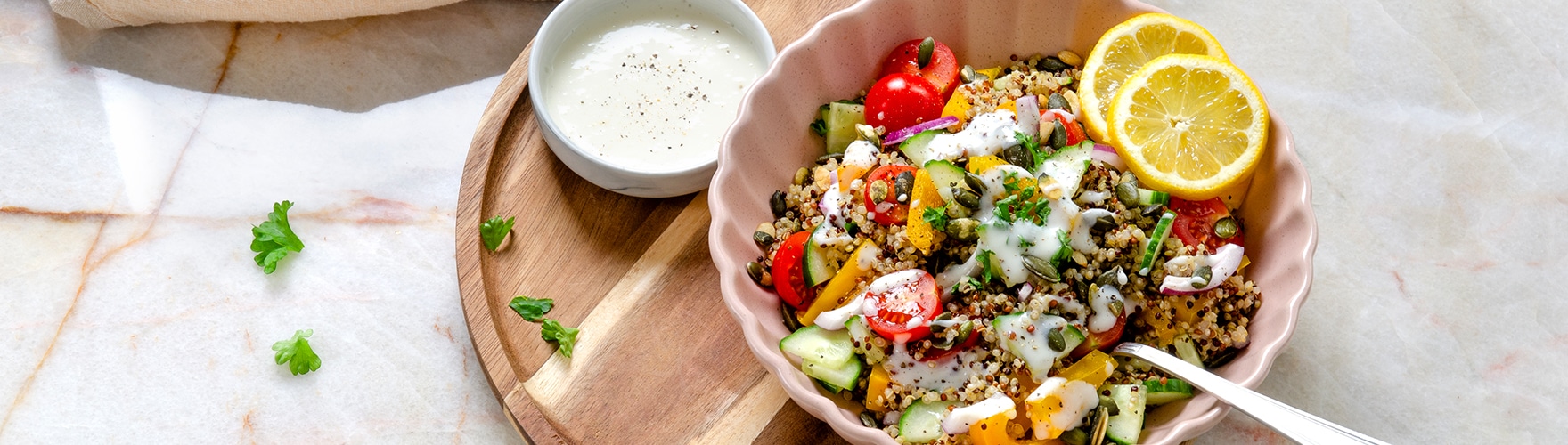 Frisse quinoa salade met paprika, komkommer, tomaat en peterselie