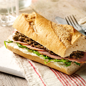 Baguette met brie, fricandeau en olijventapenade