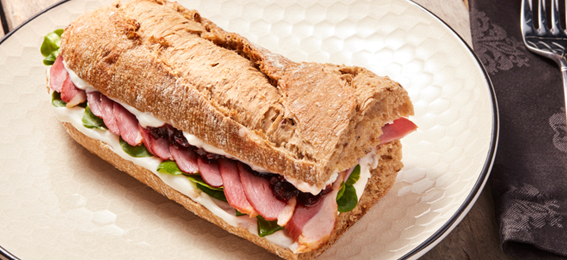 Baguette met geitenkaas, gerookte eendenborst en uienchutney