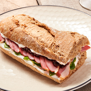 Baguette met geitenkaas, gerookte eendenborst en uienchutney