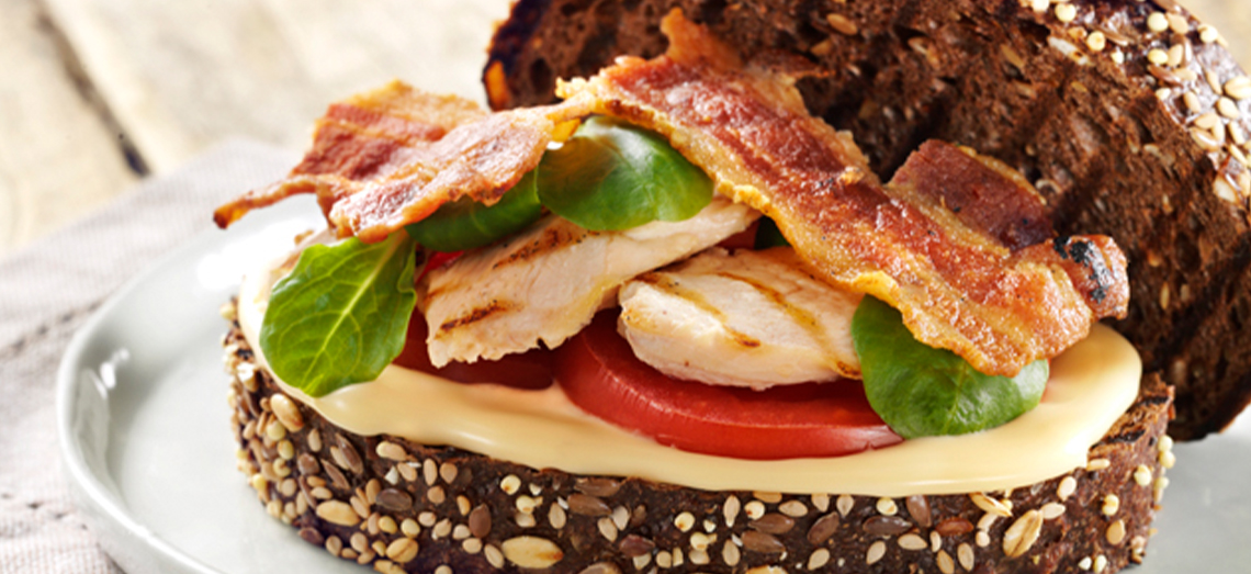 BLT Sandwich met gegrilde maïskip en gesmolten oude kaas