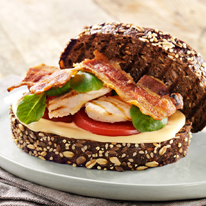 BLT Sandwich met gegrilde maïskip en gesmolten oude kaas
