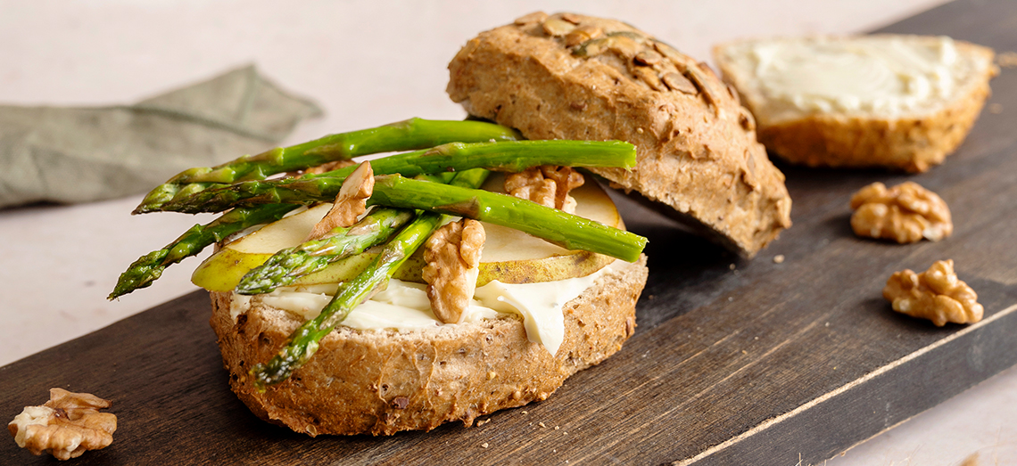 Broodje met blauwe kaas, groene asperges, peer en walnoot