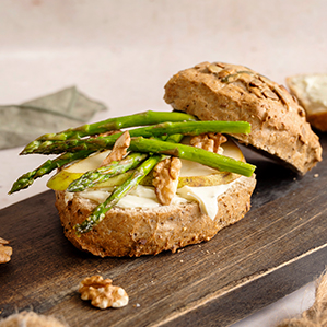 Broodje met blauwe kaas, groene asperges, peer en walnoot