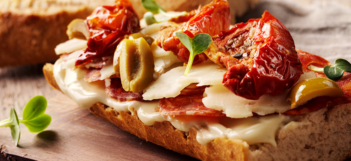 Broodje met chorizo, gesmolten roquefort en manchego