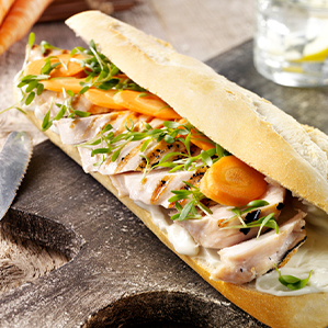Broodje met gesmolten roquefort, gegrilde kip, wortel en tuinkers