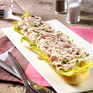 Broodje huisgemaakte tonijnsalade met Goudse kaas