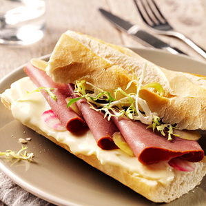 Broodje pastrami met blauwschimmelkaas en gele bietjes