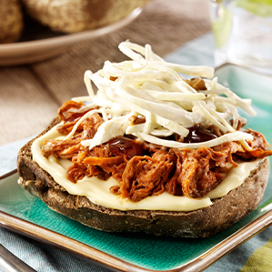 Broodje pulled pork met extra gerijpte gesmolten kaas en witte koolsalade