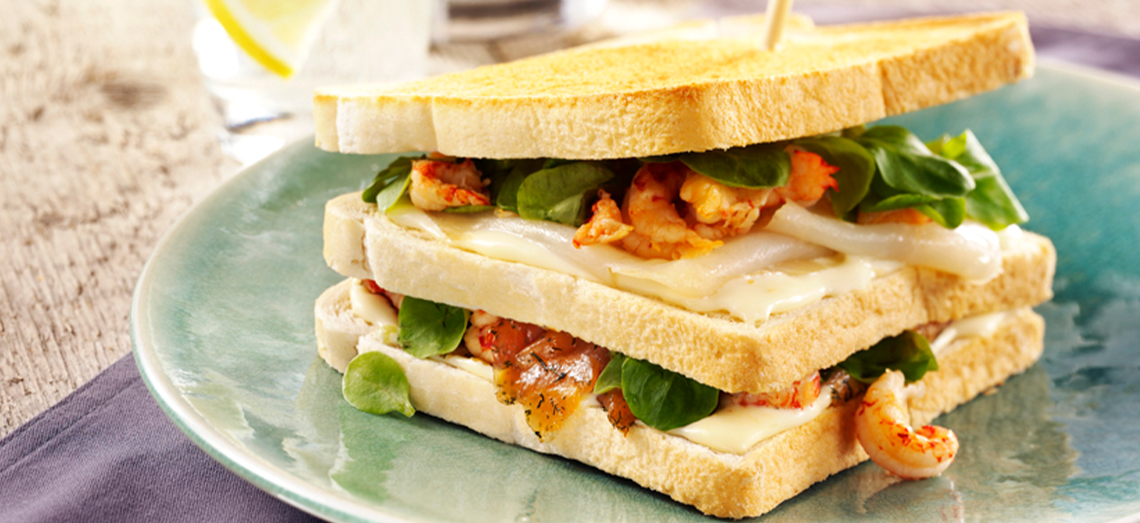 Clubsandwich met zalm, rivierkreeft, heilbot en magere Goudse kaasspread