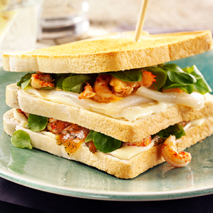Clubsandwich met zalm, rivierkreeft, heilbot en magere Goudse kaasspread