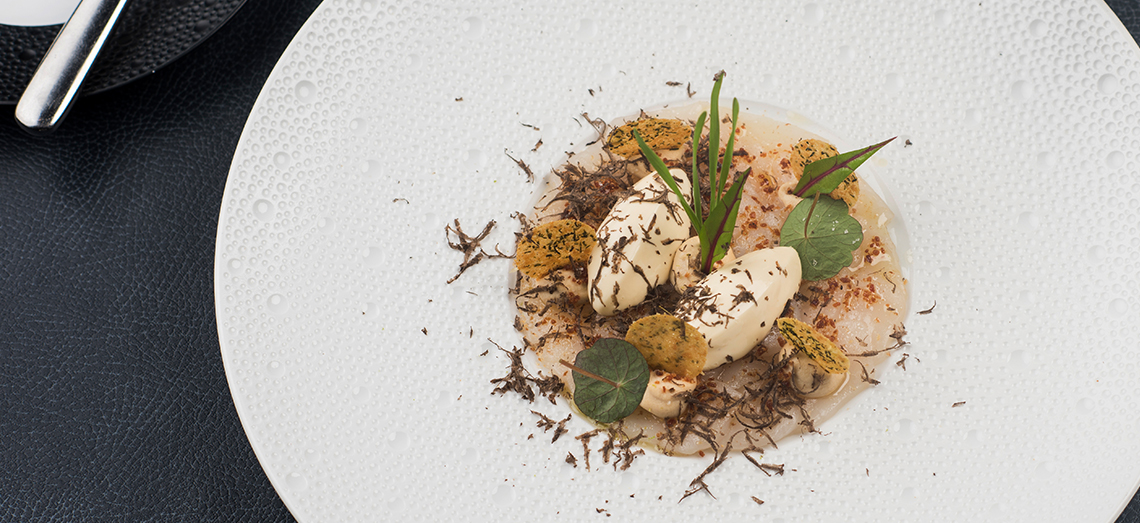 Coquilles met ijs en een krokantje van Parmezaanse kaas, notencrème en truffel