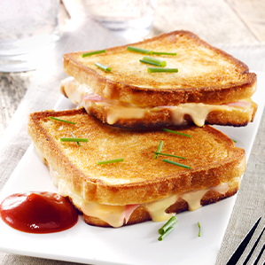 Croque Monsieur met oude kaas, ham en bieslook