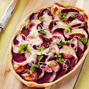 Flammkuchen met Goudse kaas, rode biet en courgette