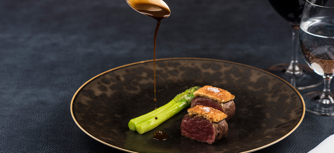 Gegrilde black angus met blauwschimmelkaas en groene asperges