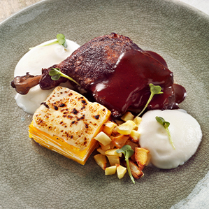 Gestoofde eendenbout met een pompoengratin met blauwschimmelkaas