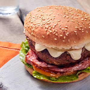 Huisgemaakte hamburger met oude kaas