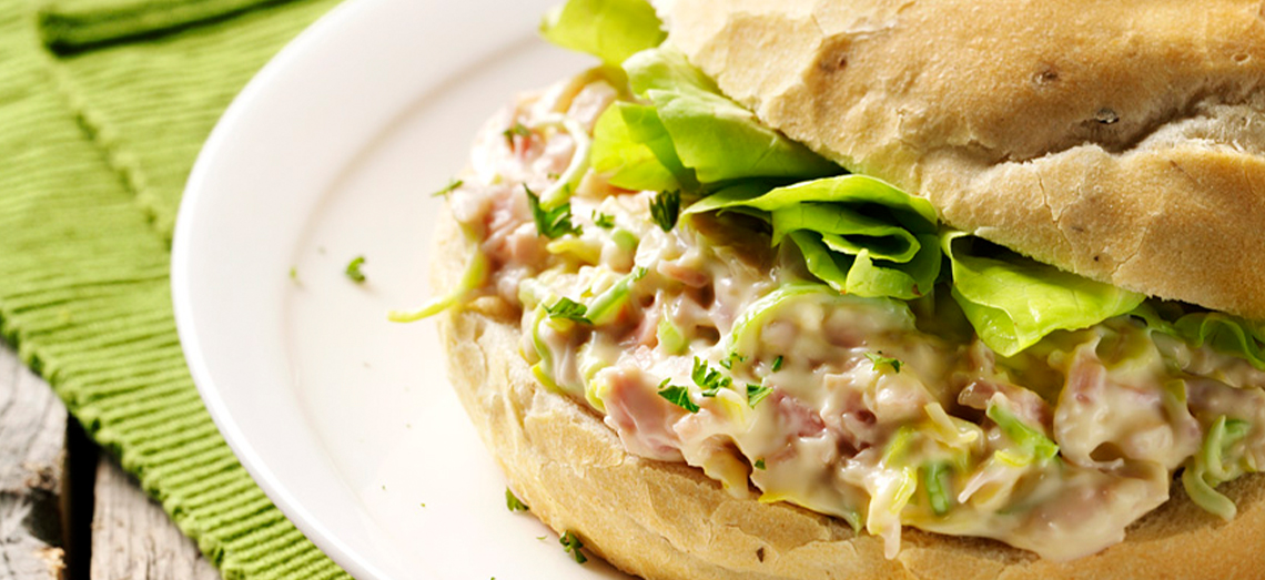 Italiaanse bol met huisgemaakte ham-preisalade en brie