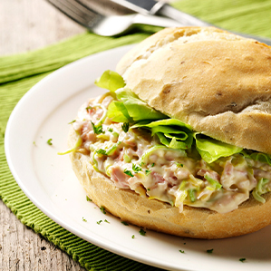 Italiaanse bol met huisgemaakte ham-preisalade en brie