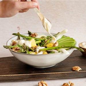 Lauwwarme salade met magere Goudse kaas, asperges, avocado en mango