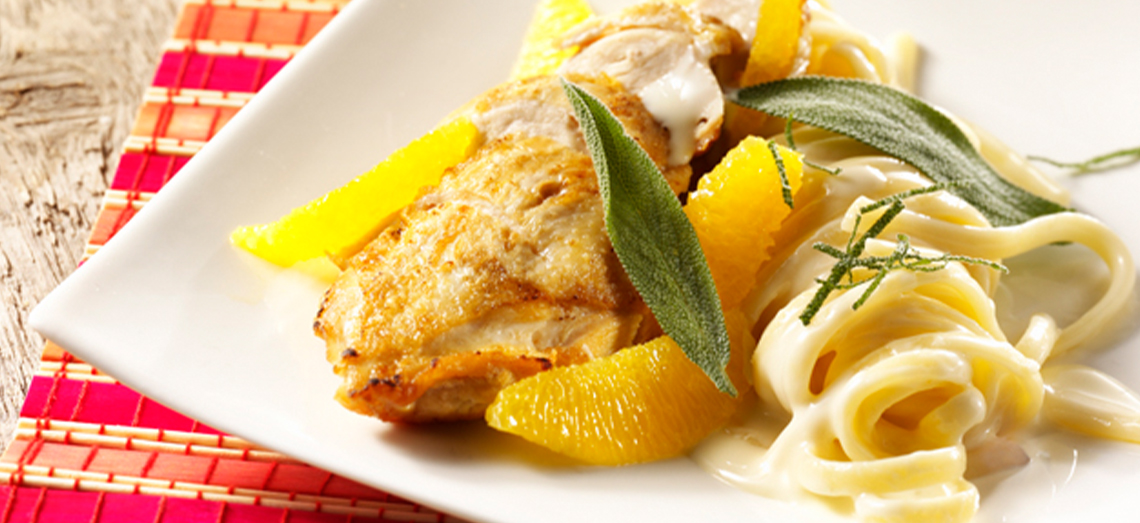 Linguine bereid in een romige briesaus met maïskip, salie en sinaasappel
