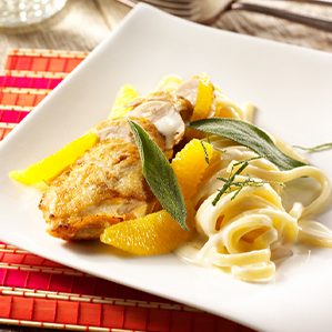Linguine bereid in een romige briesaus met maïskip, salie en sinaasappel