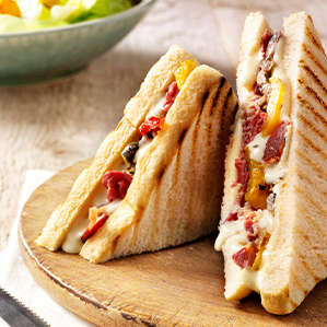 Luxe tosti met pastrami, gegrilde groenten en extra gerijpte kaas