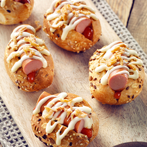 Mini hotdogs met kaassaus