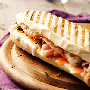 Panini met gesmolten geitenkaas, spek, winterwortel, tijm en honing