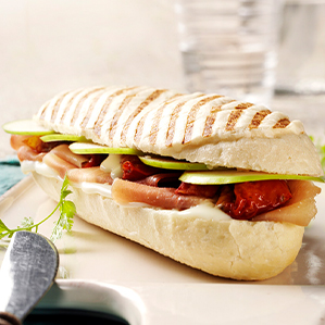 Panini met parmaham, Goudse kaas, zongedroogde tomaatjes en appel