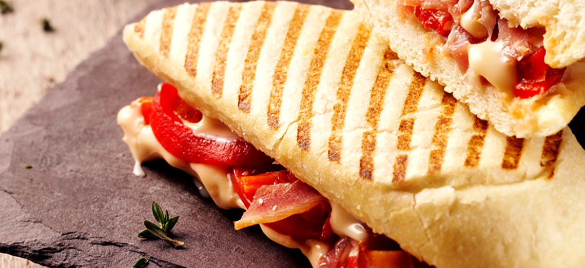 Panini met parmaham, paprika en gerijpte kaas