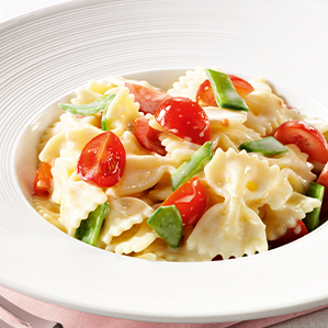 Pastasalade met peultjes, kerstomaatjes en gesmolten roquefort