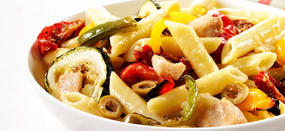 Penne met geroosterde groenten, kip en brie