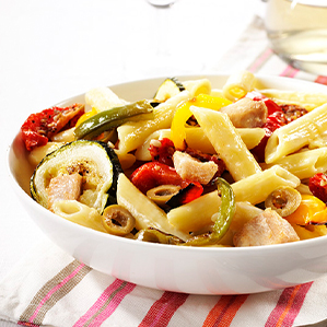 Penne met geroosterde groenten, kip en brie