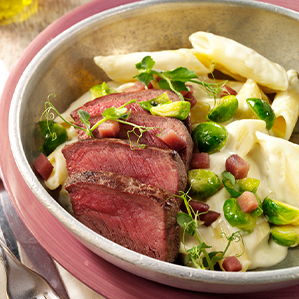 Penne met hertenfilet, spruitjes, stoofpeer en gesmolten blauwschimmelkaas